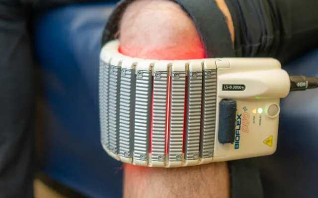 Elektrotherapie-Gerät am Knie